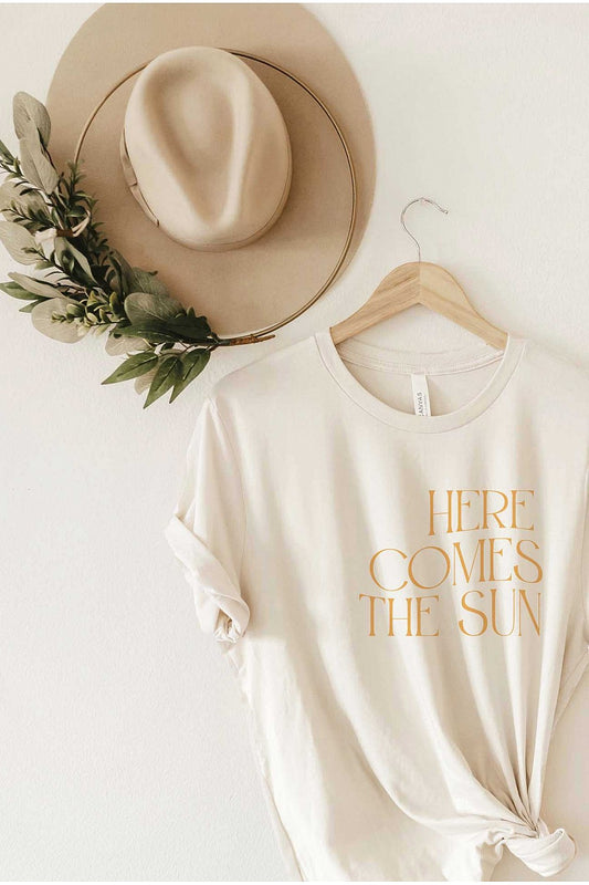 HERE COMES THE SUN GRAPHIC TEE
