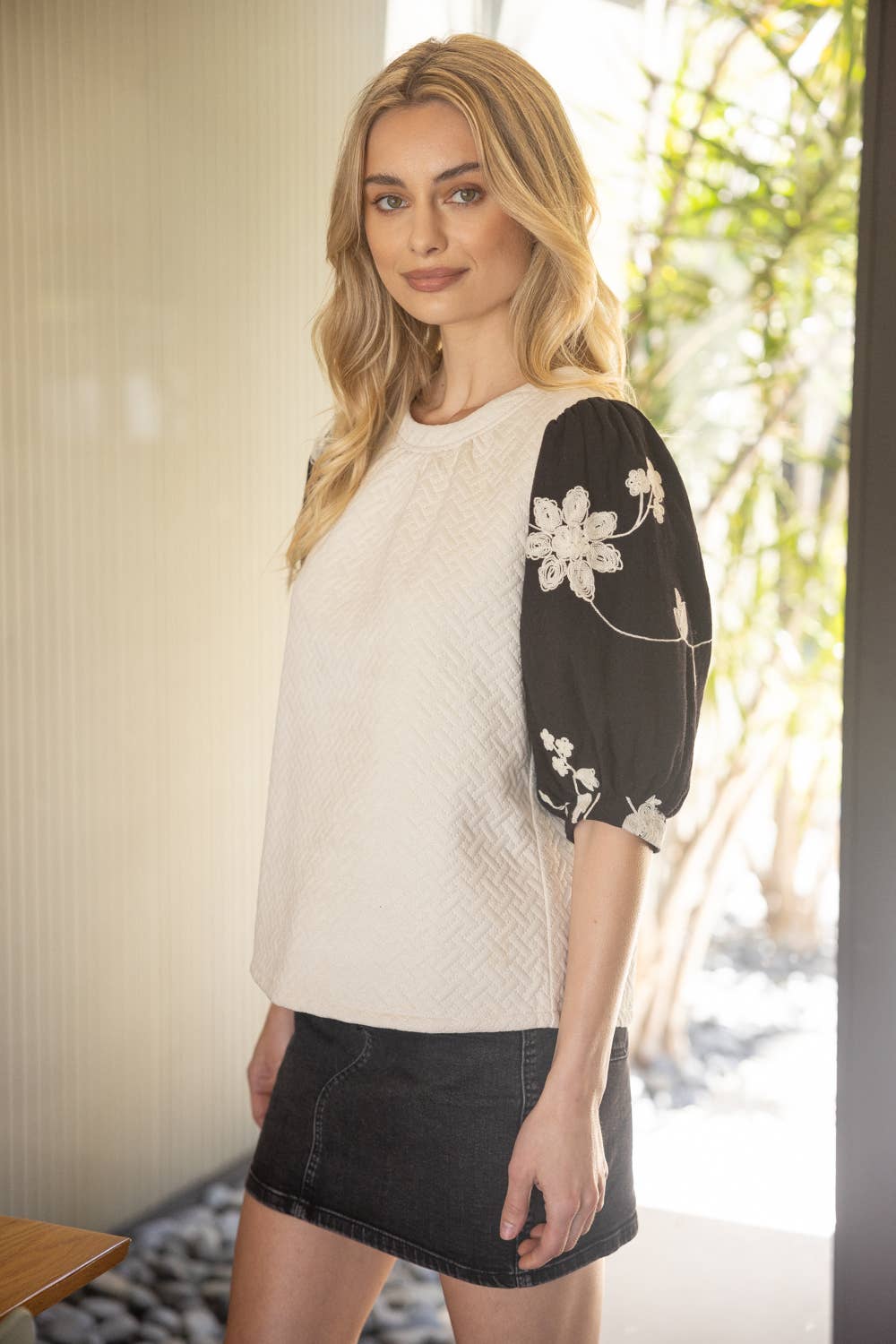 FLORAL EMBROIDERED CONTRAST PUFF SLEEVE TOP