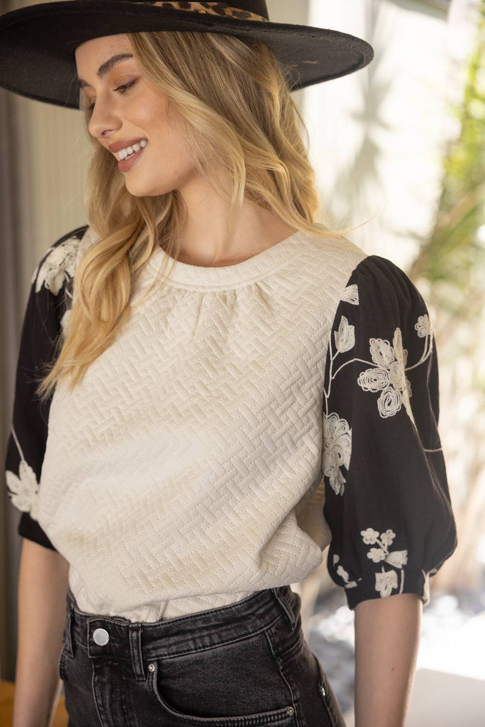 FLORAL EMBROIDERED CONTRAST PUFF SLEEVE TOP