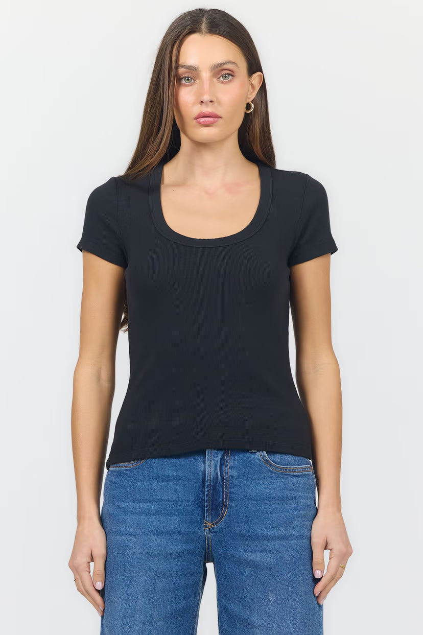 Journee Scoop Neck Ribbed Tee - Black