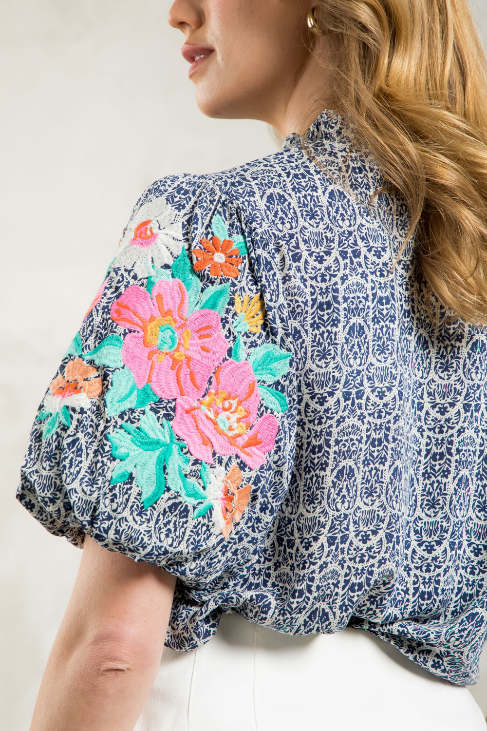 EMBROIDERY PRINT PUFF SLEEVE TOP