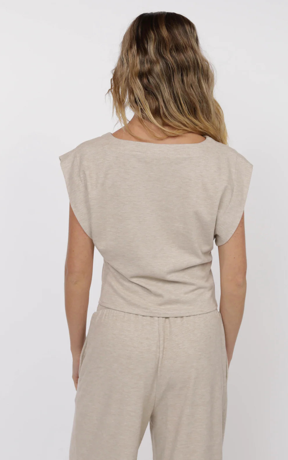CINDY STRONG SHOULDER SLEEVELESS KNIT TOP