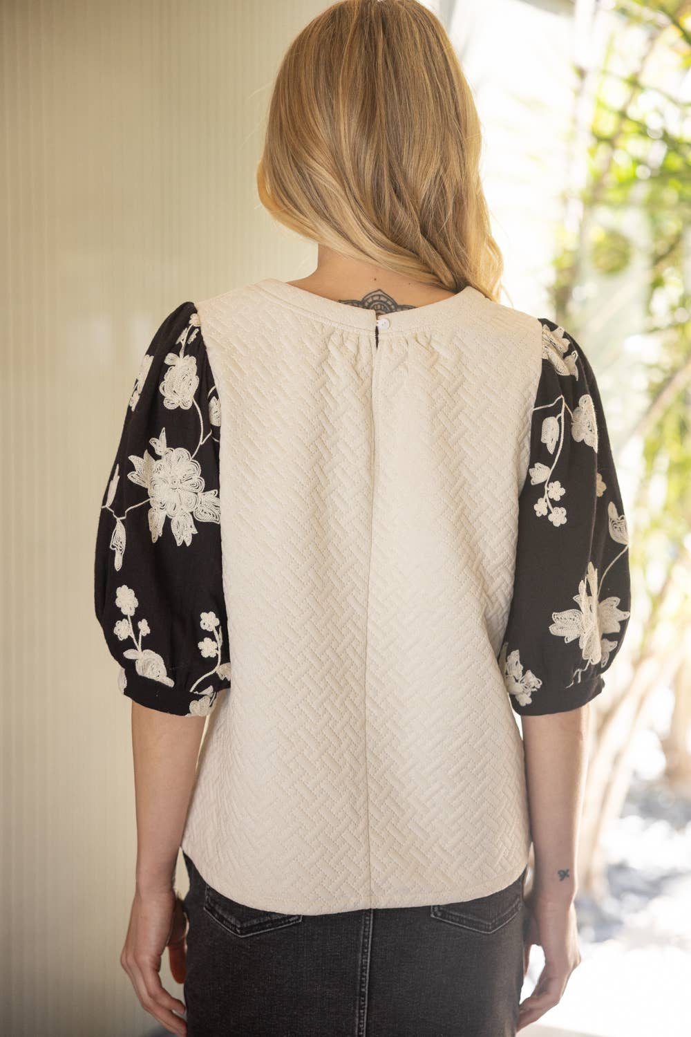 FLORAL EMBROIDERED CONTRAST PUFF SLEEVE TOP