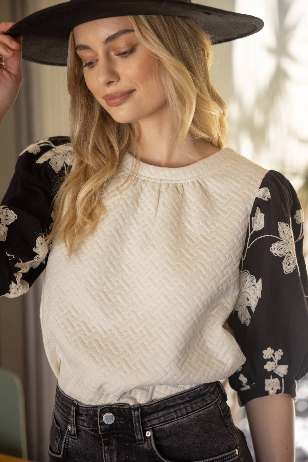 FLORAL EMBROIDERED CONTRAST PUFF SLEEVE TOP