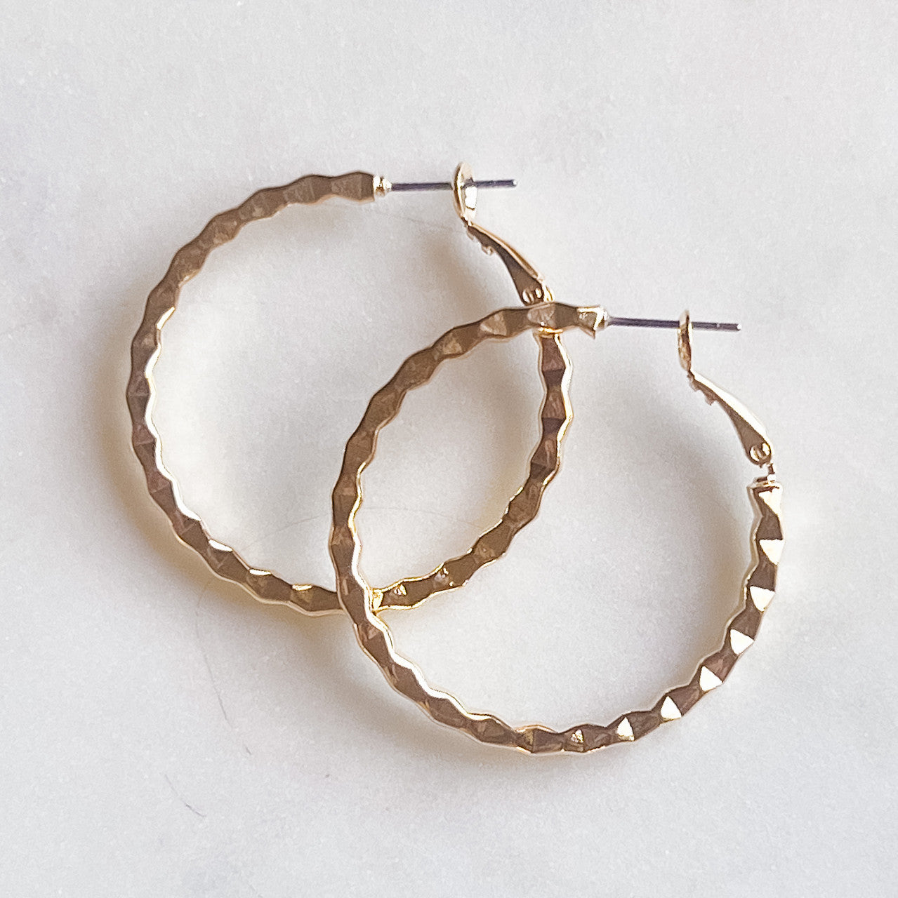 DETAIL CUT HOOP EARRINGS