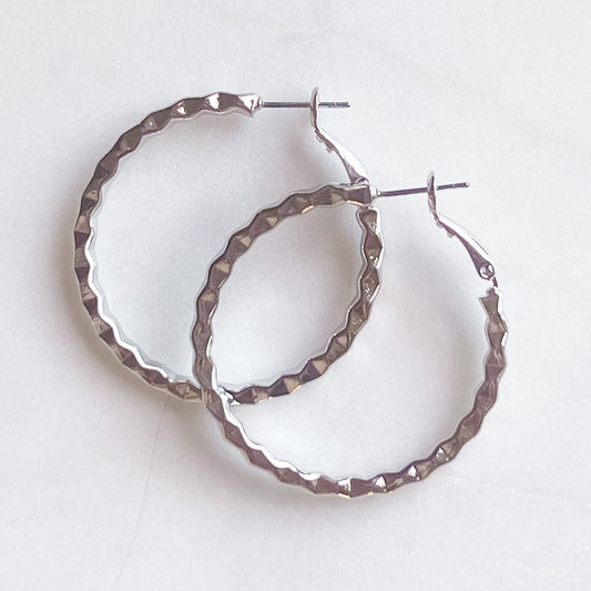 DETAIL CUT HOOP EARRINGS