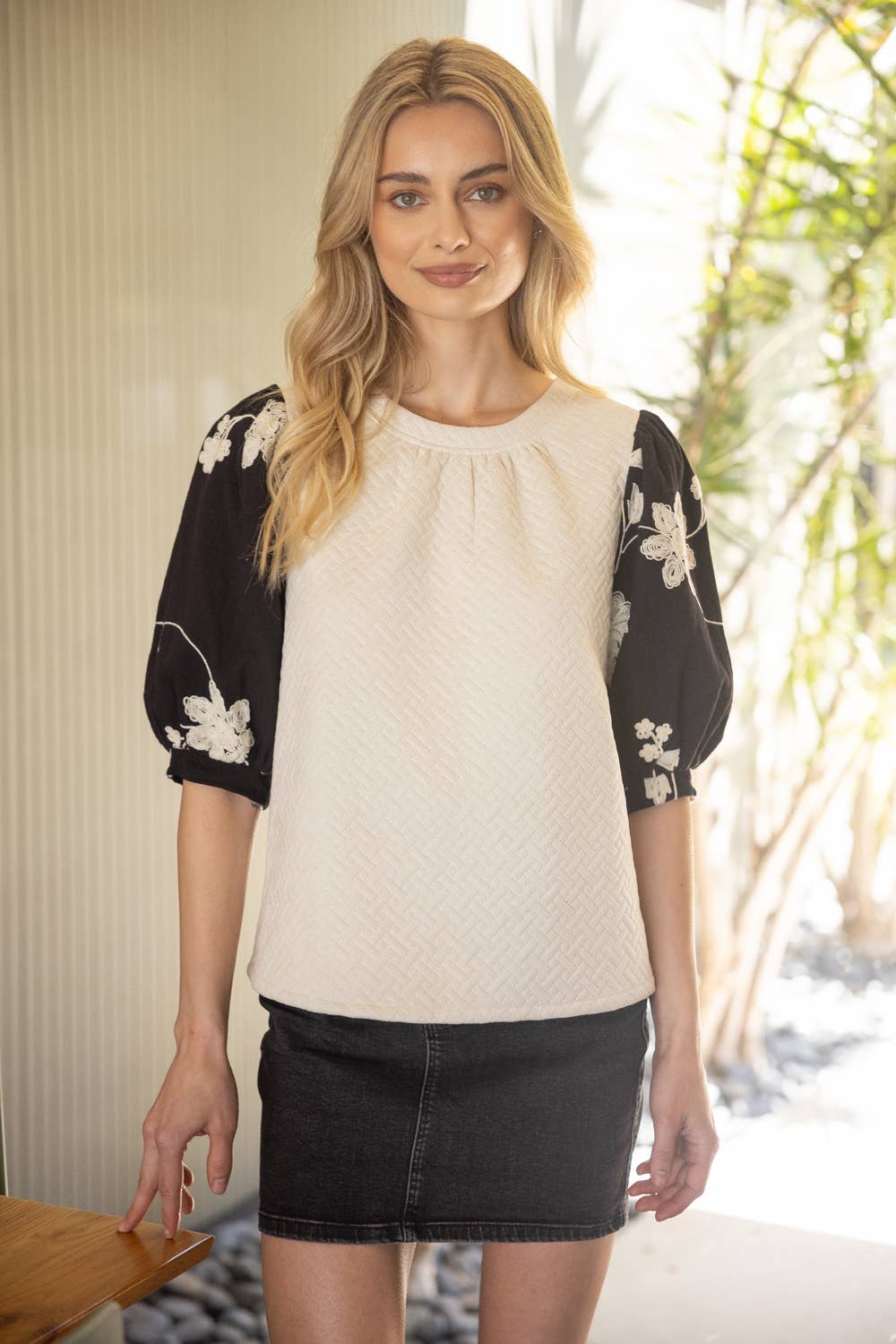 FLORAL EMBROIDERED CONTRAST PUFF SLEEVE TOP