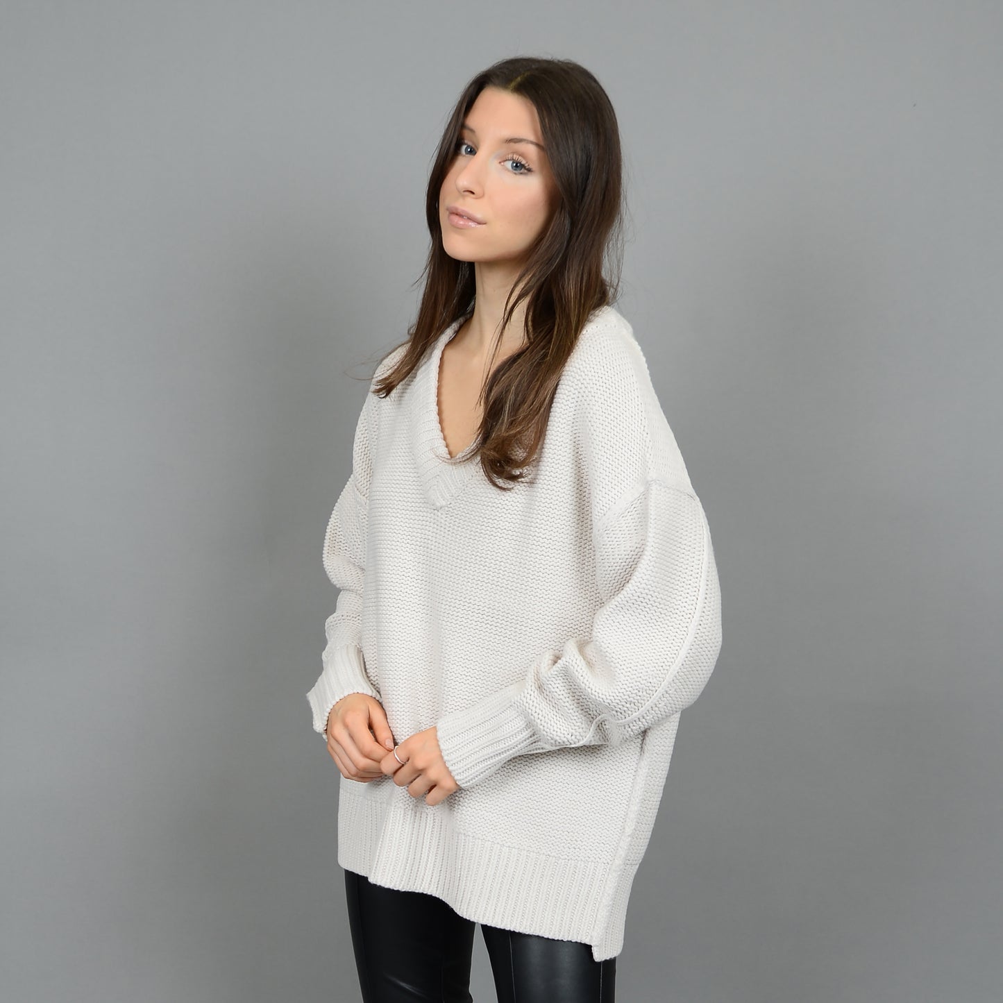 ZVONA LONGSLEEVE V-NECK PULLOVER