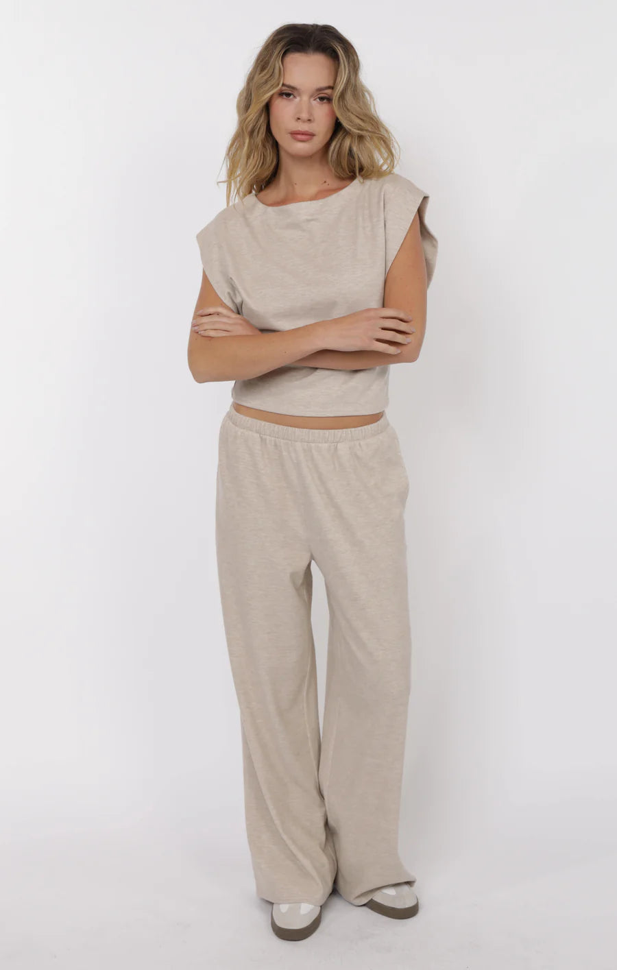CINDY STRONG SHOULDER SLEEVELESS KNIT TOP