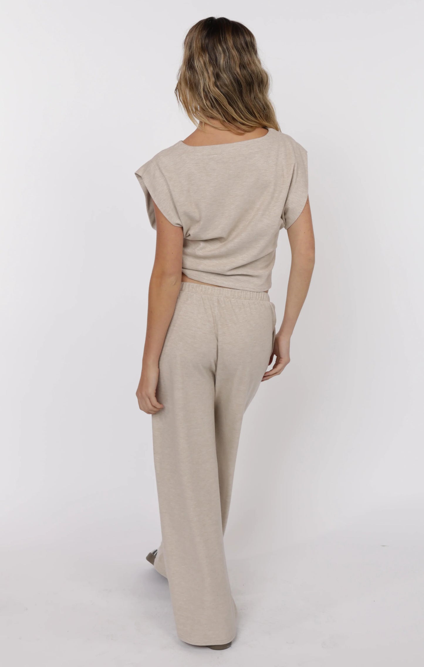 CINDY STRONG SHOULDER SLEEVELESS KNIT TOP